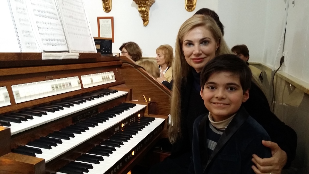 Cordoba organista con su madre