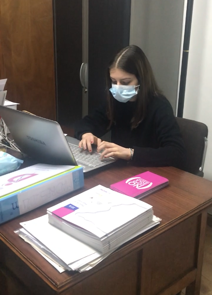 Lidia trabajando en la sede