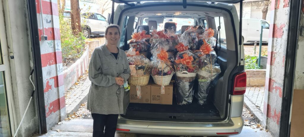 Carol Farell, Vicepresidenta de la Asociación REDMADRE Madrid en la recogida de las cestas de Navidad donadas por Avanza OGG