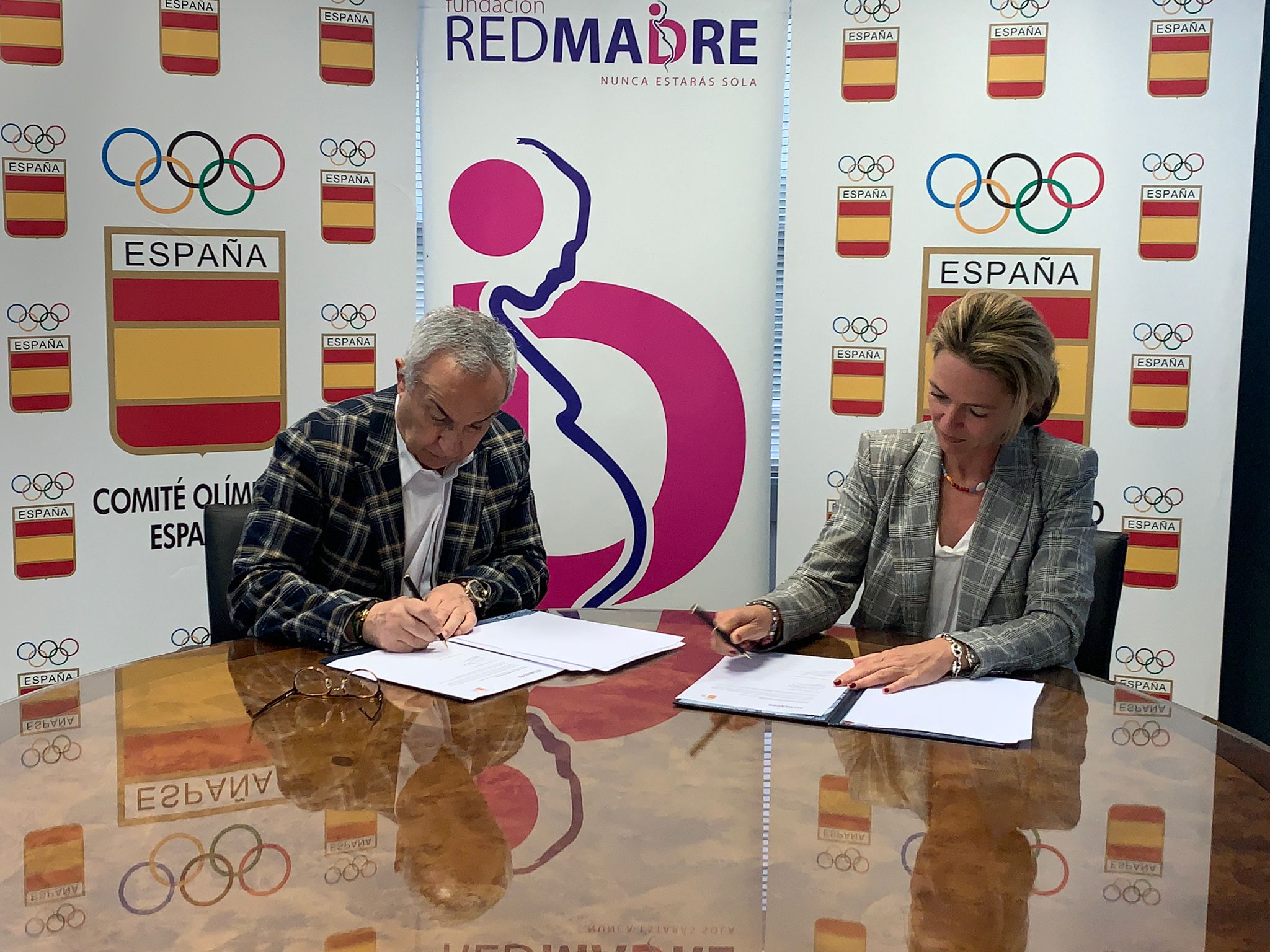 Firman el convenio: Alejandro Blanco, presidente del COE y Maria Torrego, presidenta de Fundación REDMADRE. 