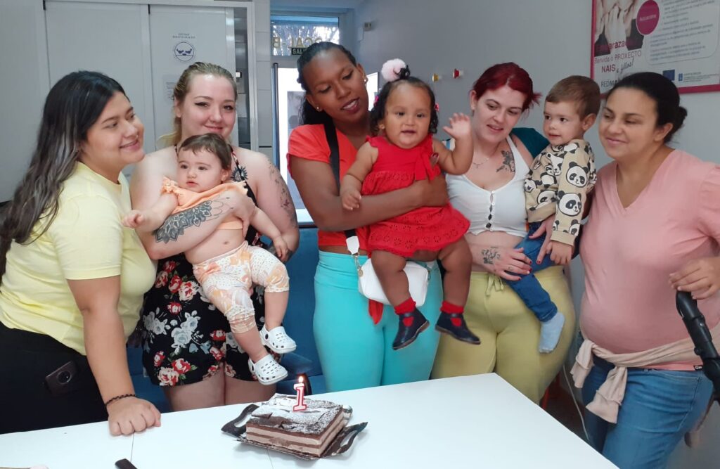 Madres que reciben apoyo del proyecto Anxela de REDMADRE Ourense celebrando el primer cumpleaños de uno de sus bebés 