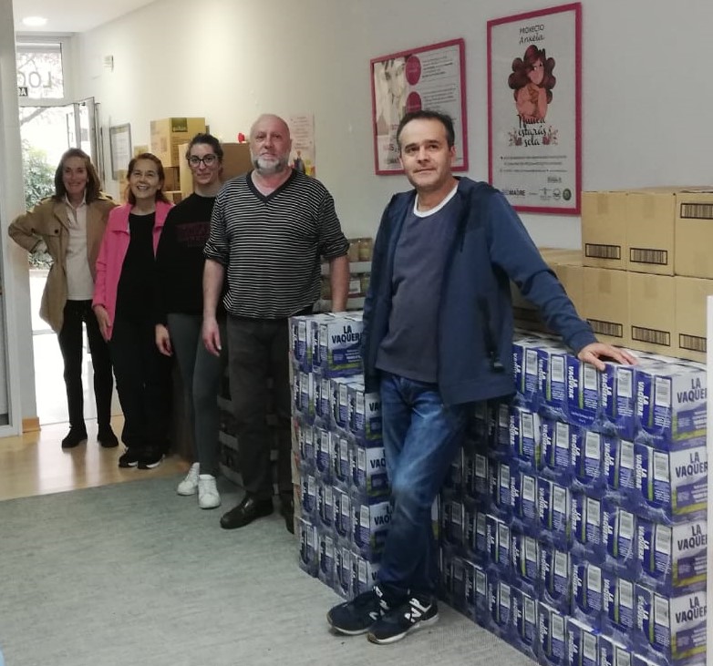Voluntarios REDMADRE Ourense preparados para la organización de alimentos en la sede.