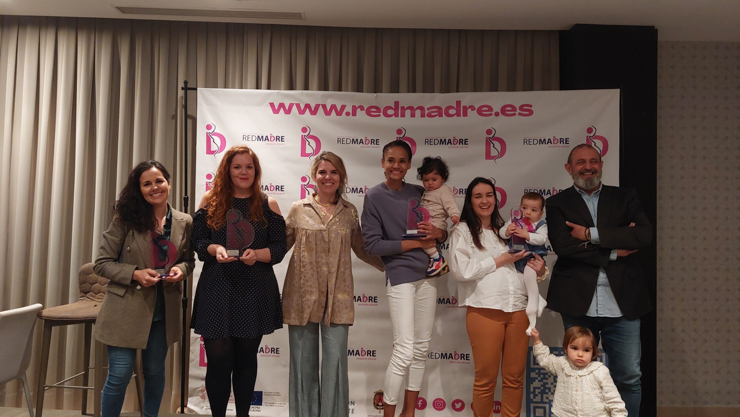 El Presidente de la Asociación REDMADRE Alicante, Alejo Arias, junto a las premiadas y Leire Navaridas.