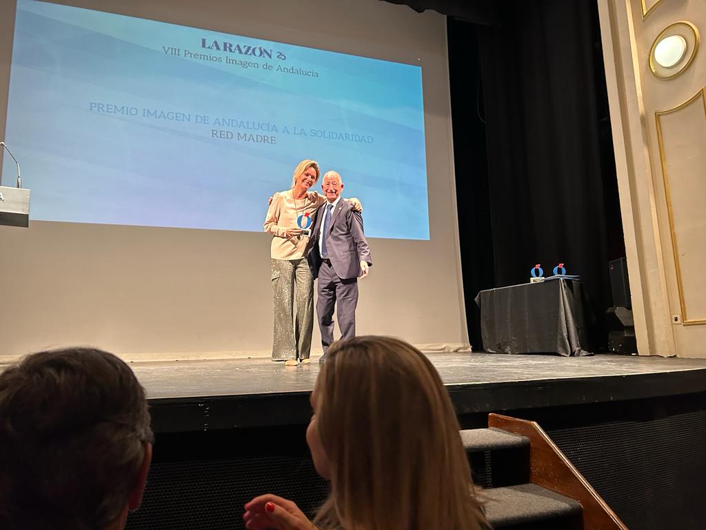 María Torrego, Presidenta de Fundación REDMADRE, recibió el premio de manos de Gabriel Amat, alcalde de Roquetas de Mar