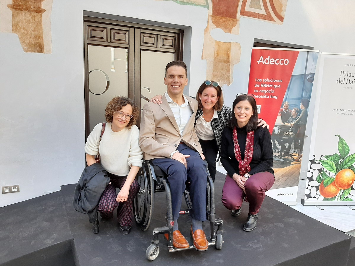 Voluntarias de REDMADRE Córdoba con el deportista Paco Salinas. 