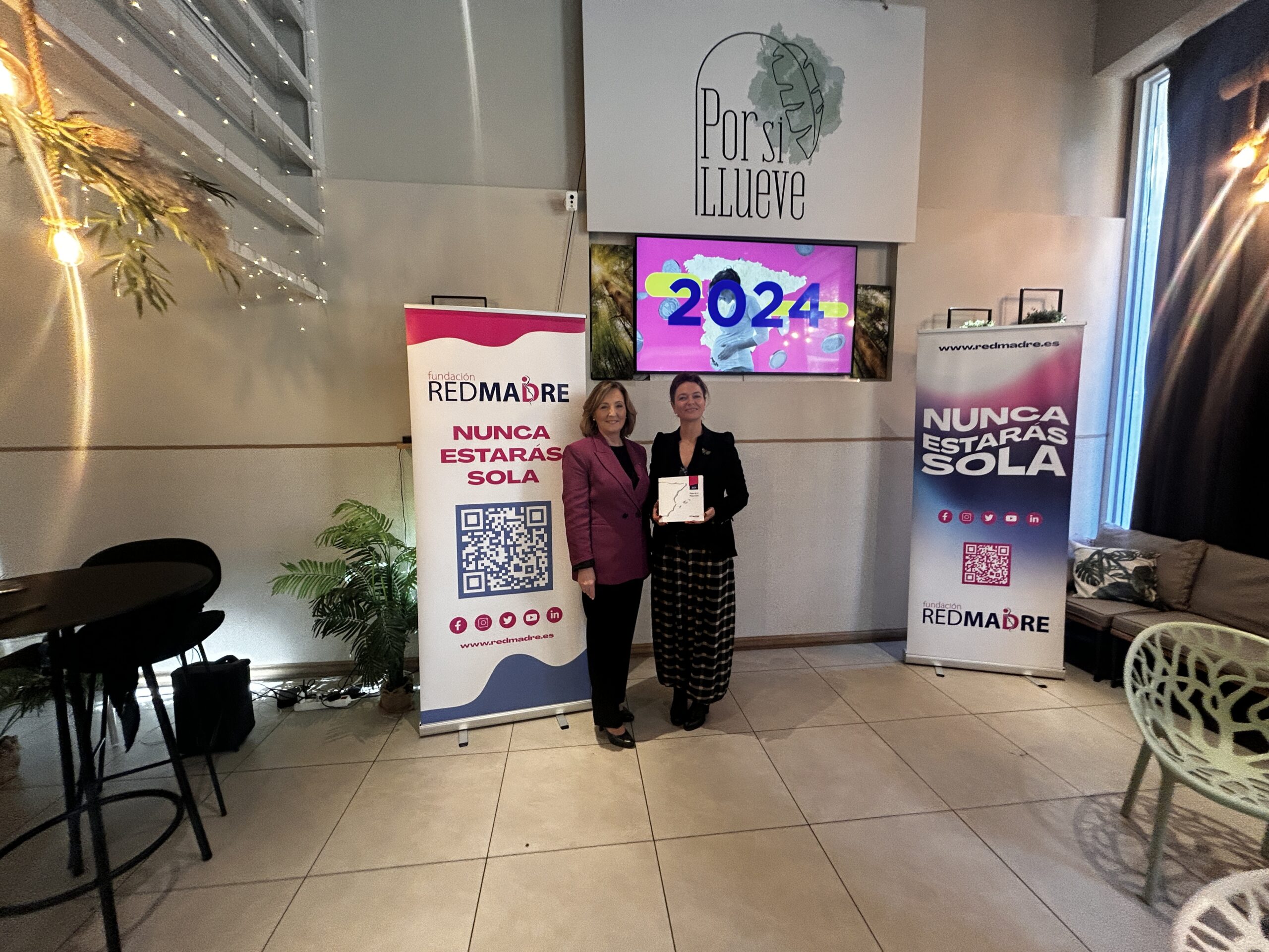 Dcha. María Torrego, Presidenta de Fundación REDMADRE; Izqda. Amaya Azcona, Directora General de la Fundación REDMADRE, han presentado el Informe Mapa de la Maternidad 2024.