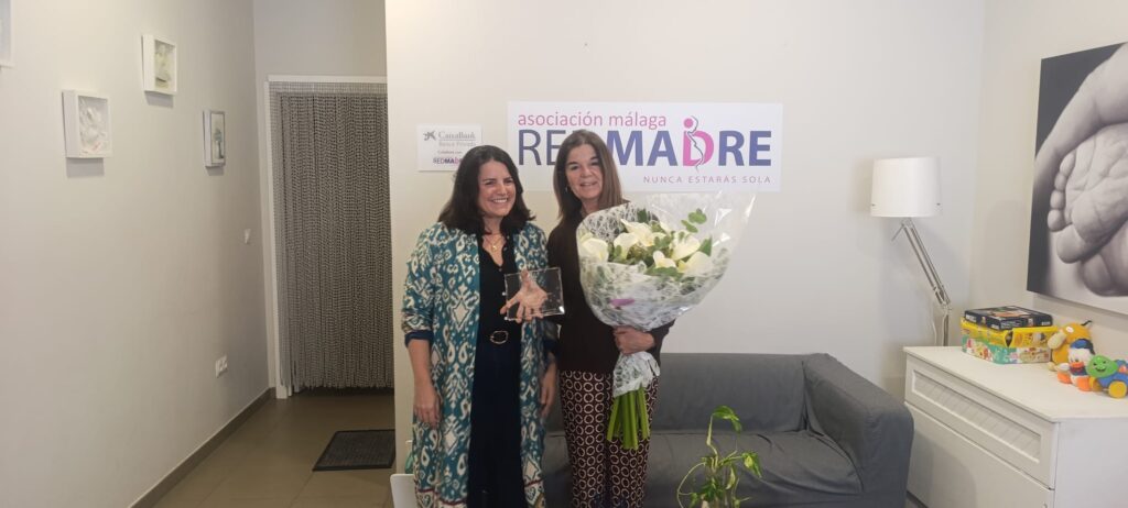 Gracia Rivas recibió un precioso ramo de flores en su despedida como Presidenta y dio la bienvenida a su sucesora, Maria Sanjurjo.