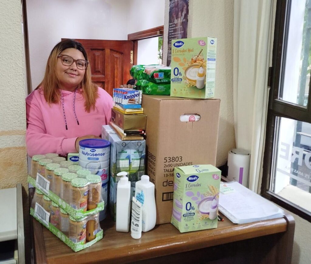 REDMADRE Córdoba realiza entregas periódicas de alimentos, pañales y productos de higiene infantil a las mujeres participantes en el proyecto.