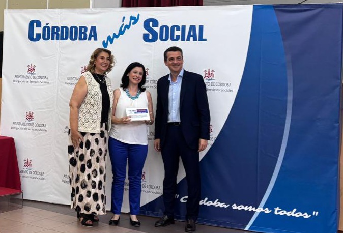 La Presidenta de la Asociación REDMADRE Córdoba, Isabel Ávila Zaragozá, recibió la placa de manos del Alcalde de la ciudad, osé María Bellido, y de la delegada de Servicios Sociales, Eva Contador.