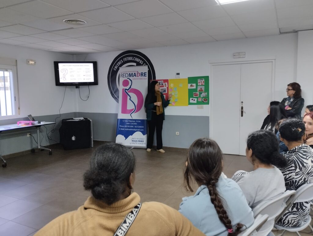 Sesion con madres acompanadas en REDMADRE Extremadura