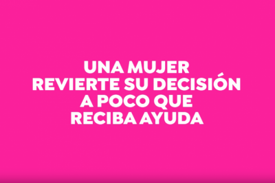 UNA-MUJER-REVIERTE-DECICION-A-POCO-QUE-RECIBA-AYUDA.png