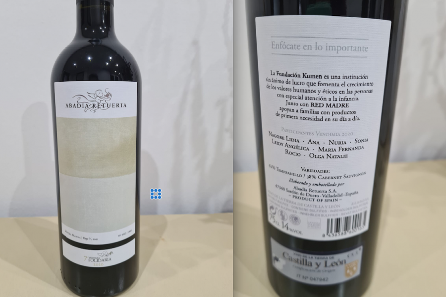 Detalle de la etiqueta del vino con los nombres de las madres que participaron en la vendimia
