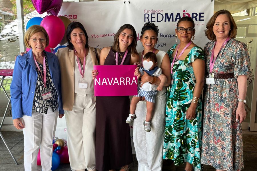 Nuestras voluntarias de REDMADRE Navarra junto a Amaya Azcona, directora de la Fundación.