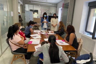 Primera sesión del equipo de Formación Universitaria con madres becadas