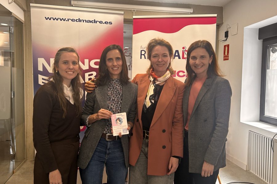 María Torrego, Presidenta de la Fundación REDMADRE y Leticia Estevas-Guilmain, Responsable del Proyecto Forma+Emplea+Integra de la Fundación junto a Virginia Fábregas y Claudia Pery Osborne de Fundación Nemesio Diez tras la presentación de la herramienta de orientación profesional para mujeres embarazadas REDMADRE Orienta.