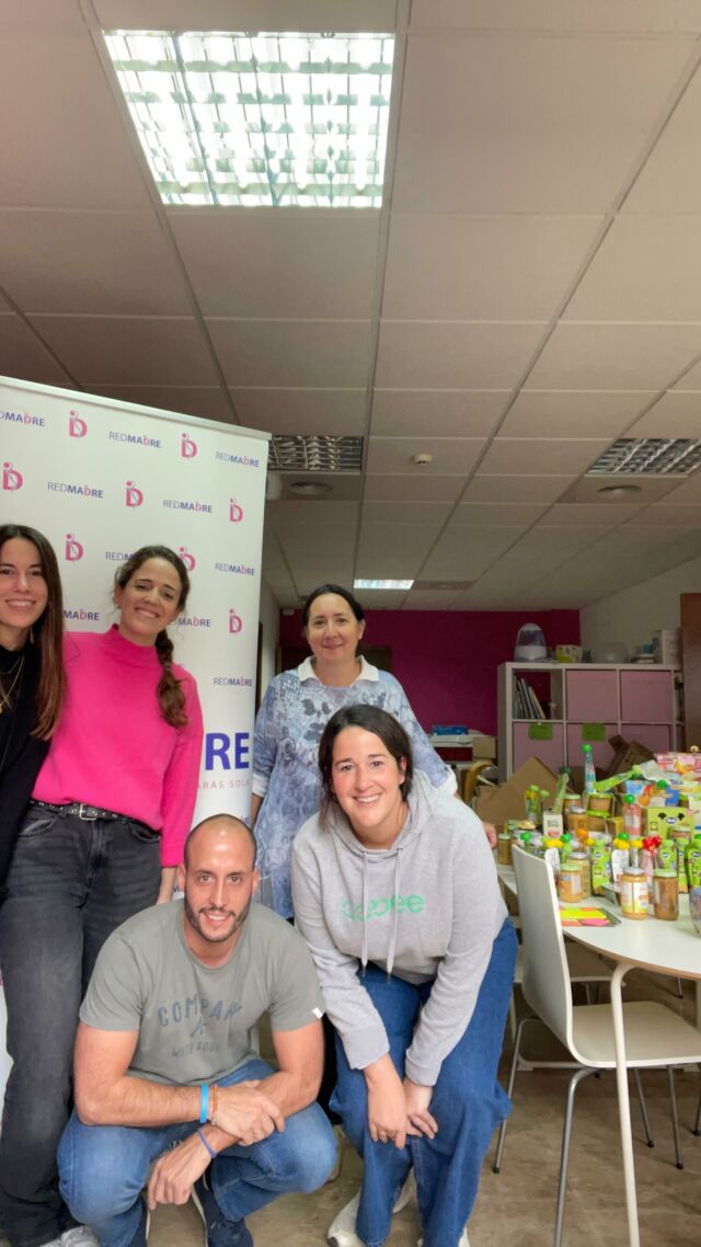 El pasado finde un grupo de voluntarios salieron desde Madrid a Valencia y llevaron varias cosas de higiene, mantas y sábanas, ropita de 0 a 3 años, una cuna de viaje entre otras cosas que consiguieron a través de una campaña de donaciones que lanzaron por iniciativa propia. 🙌

Desde Fundación #REDMADRE les dejamos la furgo para que fueran hasta allí y entregaran todo a la sede de REDMADRE #Valencia. Tras la entrega, pasaron unos días ayudando en Paiporta y Algemesí y recopilaron teléfonos y necesidades de varias madres a las que ayudaremos. 💕

¡Gracias a todos por las donaciones y a nuestros súper voluntarios!🫶🏻