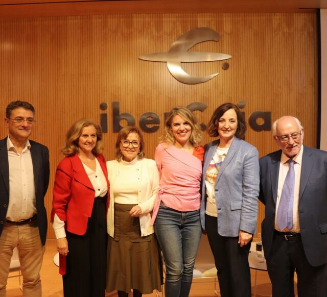 El sábado 9 de noviembre en #REDMADRE Aragón y presentado y dirigido por @pilarlahuertacasanova , presidente de la Asociación, celebramos nuestra III Jornada REDMADRE de Maternidad y Vida en el Patio de la Infanta de la @fundacionibercaja de Zaragoza.

En esta ocasión, bajo el título ‘Ser madre  a contracorriente: un verdadero desafío en nuestro tiempo’, participaron en la jornada:  María Calvo Charro, y Benigno Blanco, patronos en la Fundación REDMADRE, en la 1ª Mesa: ‘Las ideas: píldoras para construir un pensamiento positivo en torno a la Maternidad y la Vida’.

En la 2ª Mesa: ‘Los hechos: realidades inquietantes e iniciativas esperanzadoras’, participaron Amaya Azcona, nuestra Directora General de la Fundación REDMADRE y Leire Navaridas, presidente de @amasuve_org 🫶🏻

Por su parte Juan Pemán Gavín, catedrático Derecho, y Javier García Pérez -Llantada, Médico, ginecólogo, fueron los encargados de moderar las mesas; ambos son fieles colaboradores de la Asociación REDMADRE Aragón.

Entre las conclusiones de la jornada, Pilar Lahuerta, presidenta de la asociación REDMADRE Aragón y presentadora de la jornada, destacó:

“Que nada te prepara para ser madre, pero ser madre te prepara para todo; que apostar por la vida genera felicidad y que el aborto genera tristeza; que hay razones para la esperanza pero hay que trabajarla;  que un hijo es un don;  que la maternidad es hospitalidad sin propiedad; que es la maternidad la que salvará el mundo;  que el aborto es una violencia traumática pero que se puede llegar a sanar;

GRACIAS @fundacionibercaja 🙌 , a los ponentes y a los moderadores por esta gran jornada.