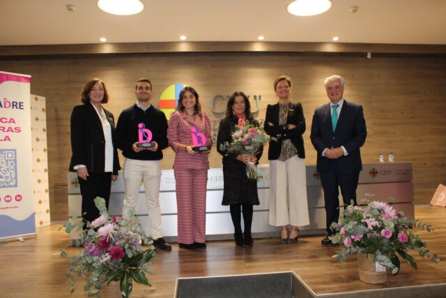 El 21 de noviembre de 2024, la Fundación #REDMADRE celebró la entrega de los galardones de la 1ª Convocatoria de los Premios “Nunca Estarás Sola”, destinados a reconocer trabajos académicos sobre la maternidad en sus primeras etapas💕

El evento tuvo lugar en el Salón de Grados de la Facultad de Económicas de la @universidad_ceu_sanpablo en Madrid. 

Enhorabuena a Mª Eugenia Herrera Domínguez, José Miguel Romero Díaz, Rubén García Fernández y a la Universidad de Leon👏👏

Estos premios buscan promover el estudio y la difusión de temas relacionados con la maternidad para mejorar la atención sanitaria, el apoyo psicosocial, las políticas públicas y el trabajo de las organizaciones sin ánimo de lucro en beneficio de mujeres embarazadas y madres recientes, especialmente en situaciones de vulnerabilidad.

Gracias a @artesaniaenflor por ponerlo todo tan ideal y Mónica Lopez baahona y Juan Jurado miembros del tribunal de los premios que asistieron para hacer la entrega 🫶🏻