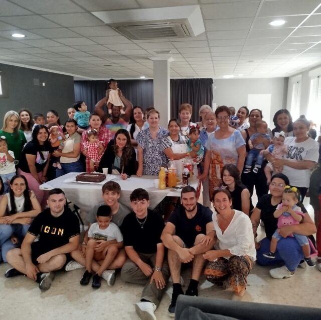 La Asociación #REDMADRE #Córdoba ha recibido de @unielectricaenergia , comercializadora energética cordobesa, una valiosa aportación para apoyar el trabajo que nuestra entidad desarrolla en la ciudad de Córdoba y provincia acompañando a la mujer embarazada en situación de vulnerabilidad social🫶🏻

Esta colaboración ha supuesto una impresionante inyección para REDMADRE Córdoba, ya que la demanda de solicitudes de ayuda es cada vez mayor y no siempre conseguimos llegar a todas las mujeres que contactan con nuestra entidad.💕💕💕

GRACIAS enormemente al equipo de UniEléctrica su generosidad ante un sector tan vulnerable de la sociedad como es el de la mujer embarazada en situación de desprotección social y precariedad económica🙌